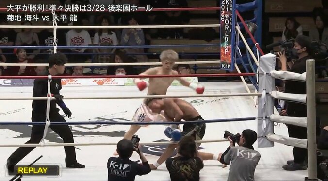 「かかってこいよ」からの衝撃KO 怒涛の連続ダウン、突き刺すようなカウンターの右ストレートで劇的決着 5枚目