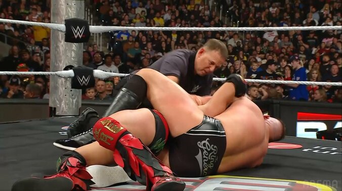 「反則負けだろ」マスク剥ぎ取られ素顔が“モロ見え” ゴング後に失神させられ…米マットで前代未聞の暴挙 5枚目