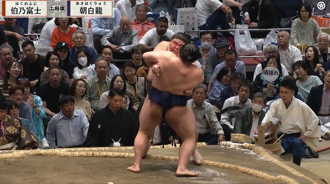 「腕が折れちゃう」伯乃富士、厳しすぎる“極め”に苦悶 ファンは“ヒヤヒヤ” 直後に逆転で館内は拍手喝采 3枚目