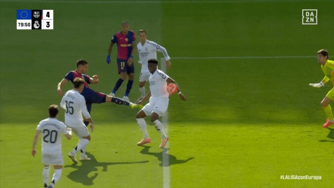 「スキャンダラスな誤審」vs「故意のハンドではない」クラシコの“PK疑惑”で大論争！バルサ系メディアが激怒＆マドリード系は判定支持 3枚目