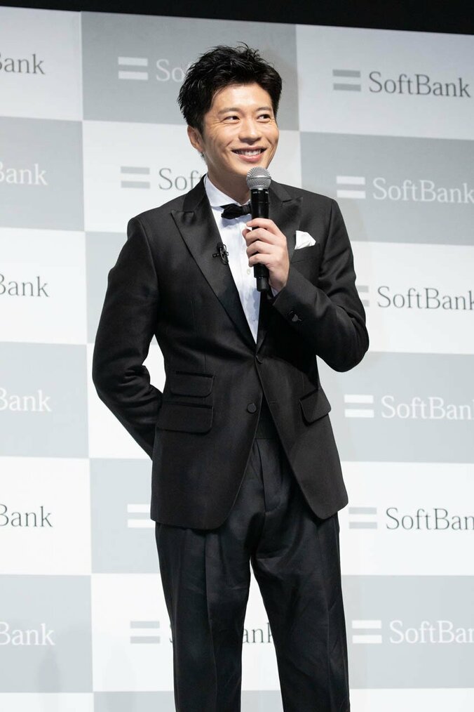 【画像】田中圭＆“お父さん”の可愛らしいキスに、報道陣ほっこり（23枚） 6枚目