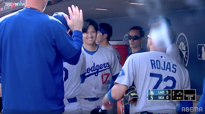 【写真・画像】55号大谷翔平とフリーマン、“ひと味違う”歓喜の瞬間　途中交代もベンチで待ち構え「恒例儀式」大谷を出迎え“深々と”祝福　1枚目