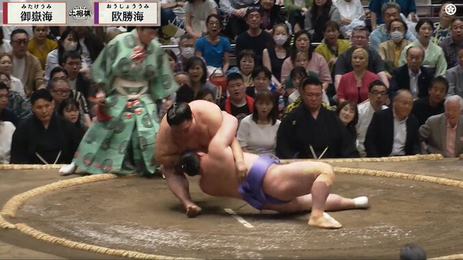 勝利した力士、取組後に異変「怖いねぇ」親方も心配顔「嫌な倒れ方」「一体、どうした」ファン困惑 3枚目