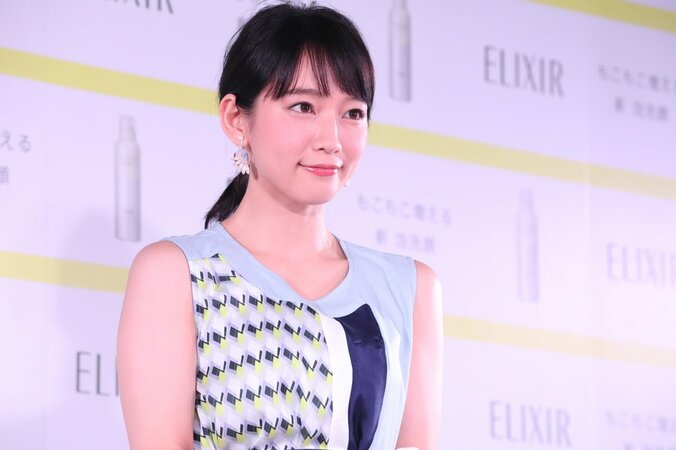 吉岡里帆、キャップ＆短パンのオフショットに「ボーイッシュ里帆ちゃんも大好き」などファン称賛 1枚目