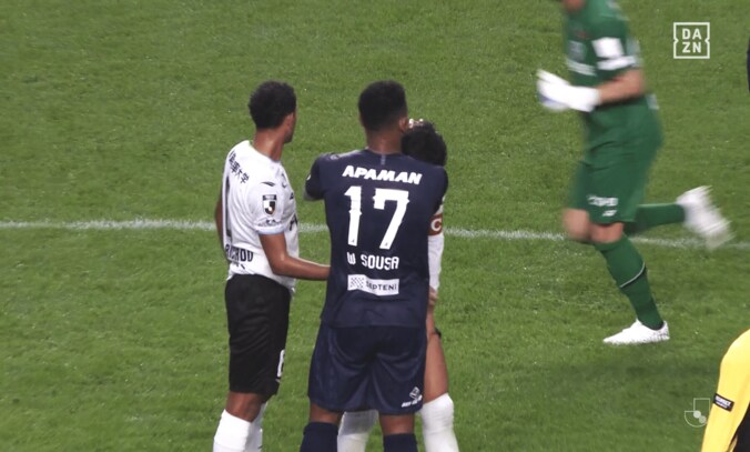 鈴木雄斗を慰めるウェリントン