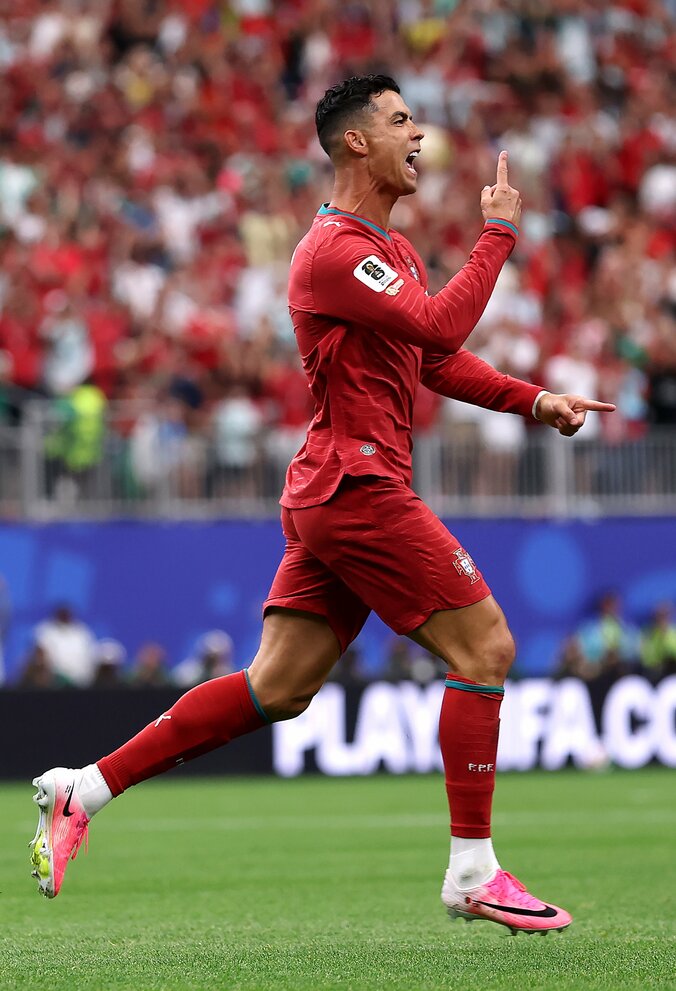 「いきなり現れた」C・ロナウドが“神出鬼没”ボレー弾！メッシも未到達のW杯6大会連続ゴール「歴史が変わった」「No.1だ」 2枚目