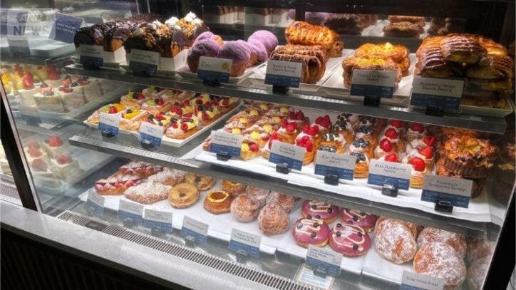 ショーケースに並ぶパン（筆者撮影）