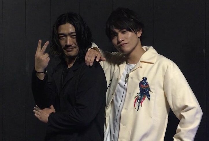 仮面ライダーアマゾンズがまさかの和解宣言　オメガとアルファが腕を組みスキップ