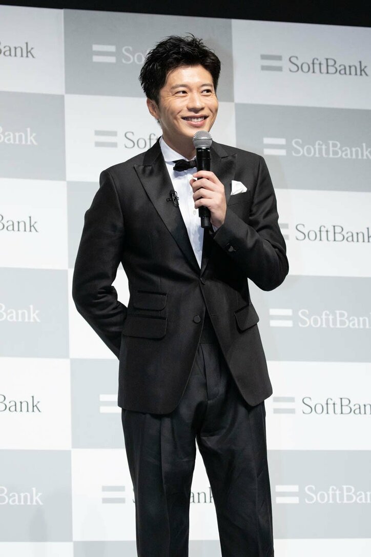 【画像】田中圭＆“お父さん”の可愛らしいキスに、報道陣ほっこり（23枚）