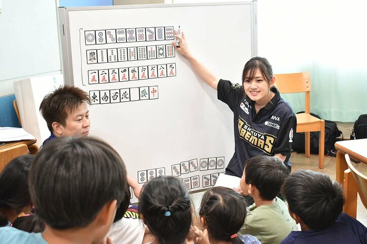 プロ麻雀リーグ「Mリーグ」の選手が小学校訪問　子どもたちが全自動卓に大興奮！