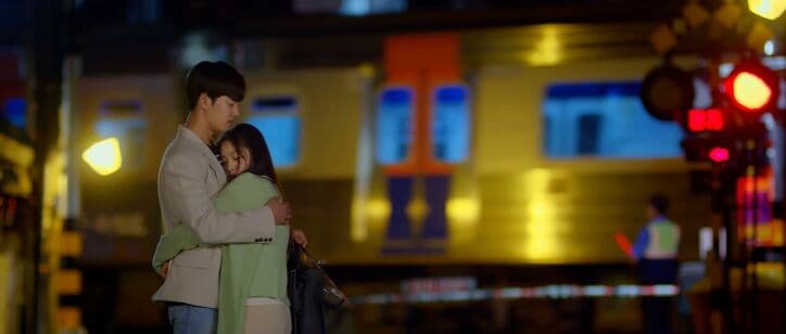 ハリン（Red Velvetイェリ）はソジュン（PENTAGONホンソク）の命を救うため、秘密を探るが…韓流ドラマ『ブルーバースデー』