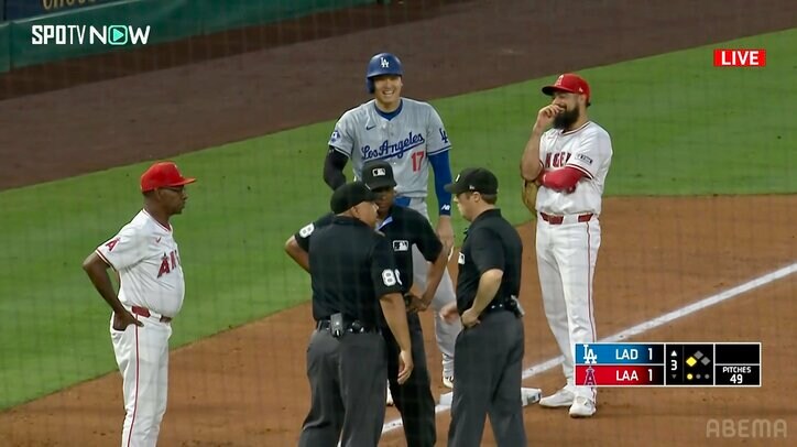 【写真・画像】ショウヘイ、打つなよ〜！ 大谷翔平、爆速スリーベースに元同僚がまさかのツッコミ 「レン谷きたーー！」大谷も“ニコリ”談笑　1枚目