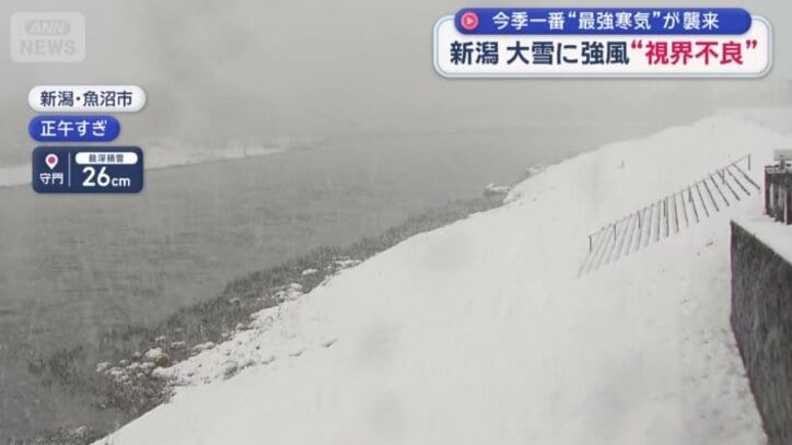 川も一気に雪化粧