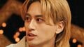 “洗顔月2回”の人気アイドル、イメチェンカットに共演者感動 視聴者も悶絶「カッコいいよ」「短髪に黒縁メガネ最高すぎ」