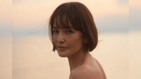 美脚すらり 梨花、50歳目前に水着姿を披露