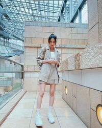 河北麻友子のスタイリッシュな“美脚ショット”に反響「オシャレすぎ」「足ほっそ」