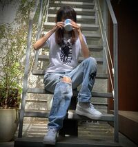 「術式で毛虫が来ない様に」工藤静香、『呪術廻戦』五条悟のTシャツ＆ダメージデニムコーデを披露