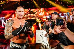 超人気カリスマレスラーのノールック“神ファンサ”が大反響！　観客キッズ大喜び「こんなかっこいい人います？」解説も惚れ惚れ