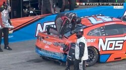 何やってるんだ！？米レースで珍事…ピットクルーがシボレーに「ニードロップ」 マシン後部に乗っかる「箱車ならでは」の荒療治が話題沸騰！