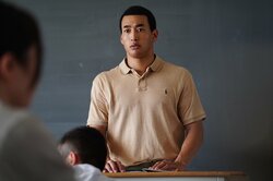 特殊詐欺の受け子で逮捕…退学する生徒へ担任からのメッセージが泣ける「これからも2人の先生でいさせて」『覆面D』