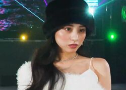 肩と背中を大胆に見せた橋本環奈似のアイドル、大人っぽいファッションに土屋アンナが思わず「かわいい！」