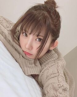 えなこ、お団子ヘア＆萌え袖ニットのくつろぎショットに「か、か、かわいい～」「優勝です」とファン悶絶