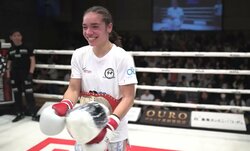 「ラウンドガールがぶん投げたw」ファン驚きの“珍事” 熱戦直後に発生した“場外”での一コマ