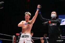 宇佐美正パトリック、RIZIN初陣で衝撃TKO 「本当に濃い半年間で…」試合後のマイクでは涙も