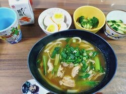 山田花子、次男リクエストの晩ごはんを披露 “驚きの食べっぷり”に「すごい食欲ですね」「ガッツリですね。さすが成長期な男子！」などの声