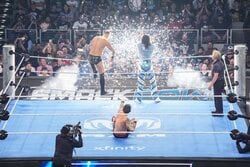 何が起こった？ リング下から炎が飛び出す“不具合”で大逆転…白塗り怪人レスラーの“呪い”再び発動で騒然