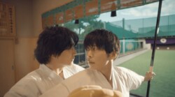 田中圭&井浦新が弓道着姿で密着！「似合いすぎてる」「腕の筋肉がすごい…」ファン大興奮『おっさんずラブ-リターンズ-』