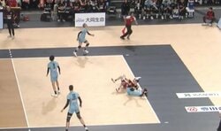 男子バレー、相手2人を吹っ飛ばす超強烈サーブ 豪速球に揃って倒れ込む珍しい光景