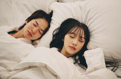 芸能人夫婦がバスローブ姿でベッドイン！布団の中で脚が触れ合い…『私たち結婚しました 5』4話