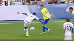 「クレイジーだ」ヴィニシウスの“天才ラボーナ・クロス”が世界中で大バズり！「彼がいればサッカーのエンタメ性は死なない」「何それw」「手が付けられない」など話題沸騰