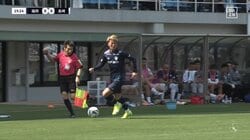 「副審のファウルやん」「ルールにない」まさかの珍事にスタジアム騒然「ついてないな」ライン際で審判にぶつかり転倒→ボールロストで選手に同情の声