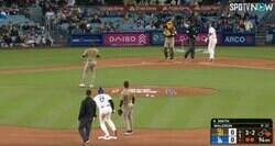 一体、何が起きた…！？ 大谷翔平、やりたい放題でヤバすぎる　捕手が絶望… 歩かせたら盗塁を余裕で決める 「速すぎるだろ」「モーション完全に盗んだ」