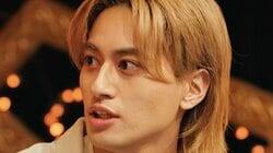 “洗顔月2回”の人気アイドル、イメチェンカットに共演者感動 視聴者も悶絶「カッコいいよ」「短髪に黒縁メガネ最高すぎ」