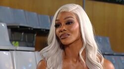 「再現度高すぎ」“超筋肉”美女レスラーの大胆衣装にファン騒然…“キル・ビル風”ド派手ジャケットに「完璧なコスプレだ」