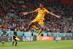 オランダ“史上3人目の快挙”を達成　全3ゴールに絡んで勝利に貢献したダンフリース