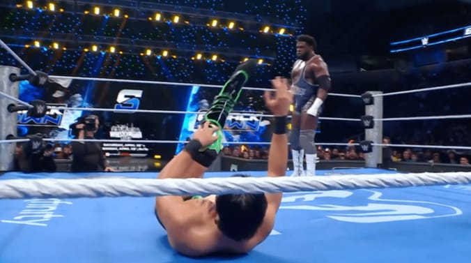 【映像】倒れた相手を“引っこ抜く” 超怪力レスラーの離れ業