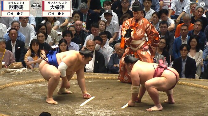 オレンジの女性の後ろに立浪部屋の女将である舞美さん