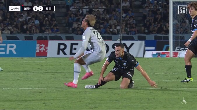 「モロに退場案件」川崎Fの新助っ人、Jデビュー戦で一発退場！危険タックルがVARでイエロー→レッドカードに変わりスタジアム騒然「ガッツリ足裏見せてるもんな」 5枚目