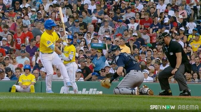 「ホホッ…」吉田正尚、まさかの盗塁で現地実況思わず“笑劇” 死球→激走の大ハッスルにレ軍ベンチも拍手喝采 4枚目