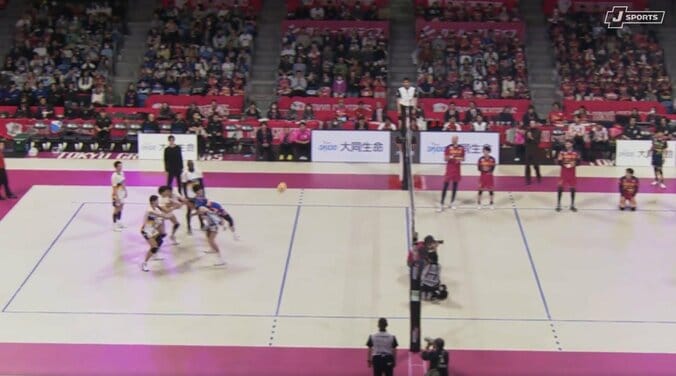 これは絶対拾えない… 男子バレーで斬新すぎる始球式 背負われたリベロに「エンタメすぎる」 2枚目