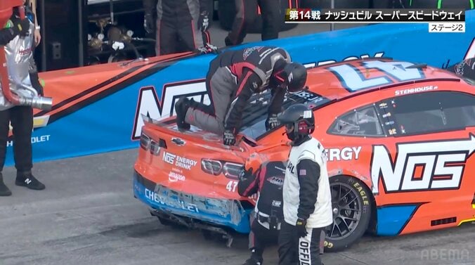 【写真・画像】何やってるんだ！？米レースで珍事…ピットクルーがシボレーに「ニードロップ」 マシン後部に乗っかる「箱車ならでは」の荒療治が話題沸騰！　1枚目