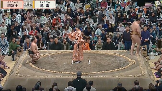 【写真・画像】「対比がやばい」関取“最軽量”力士、160キロ超力士と対峙した一幕に驚きの声 「身長174あります？」予想以上の体格差際立つ　1枚目