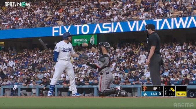 両手を広げるマンシー