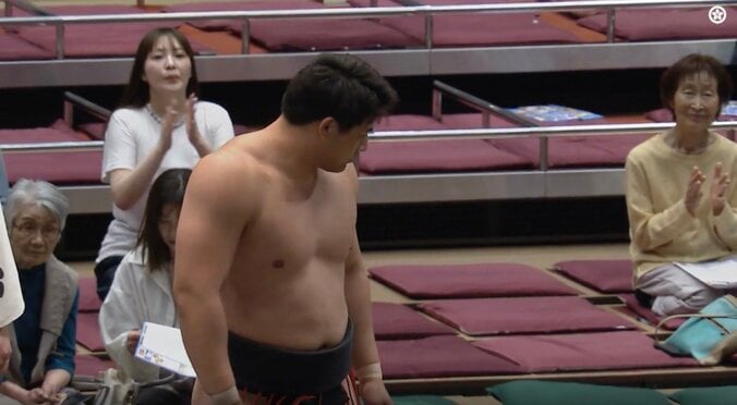 「幕下と思えない」22歳逸材力士が“2度も勘違い” 圧勝の取組後にまたも…初々しい珍事に館内から笑い、本人も照れ笑い 4枚目