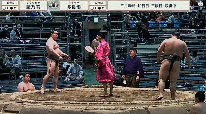 逆転白星も“負け判定”？ 自ら土俵を下りかける珍光景 「すごい回転」「降りかけたw」 4枚目