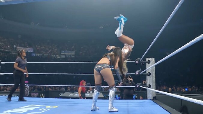 相手の首根っこを掴み…